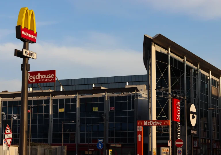 Longhorn Vs Texas Roadhouse: How Do The Steakhouse Chains Compare?